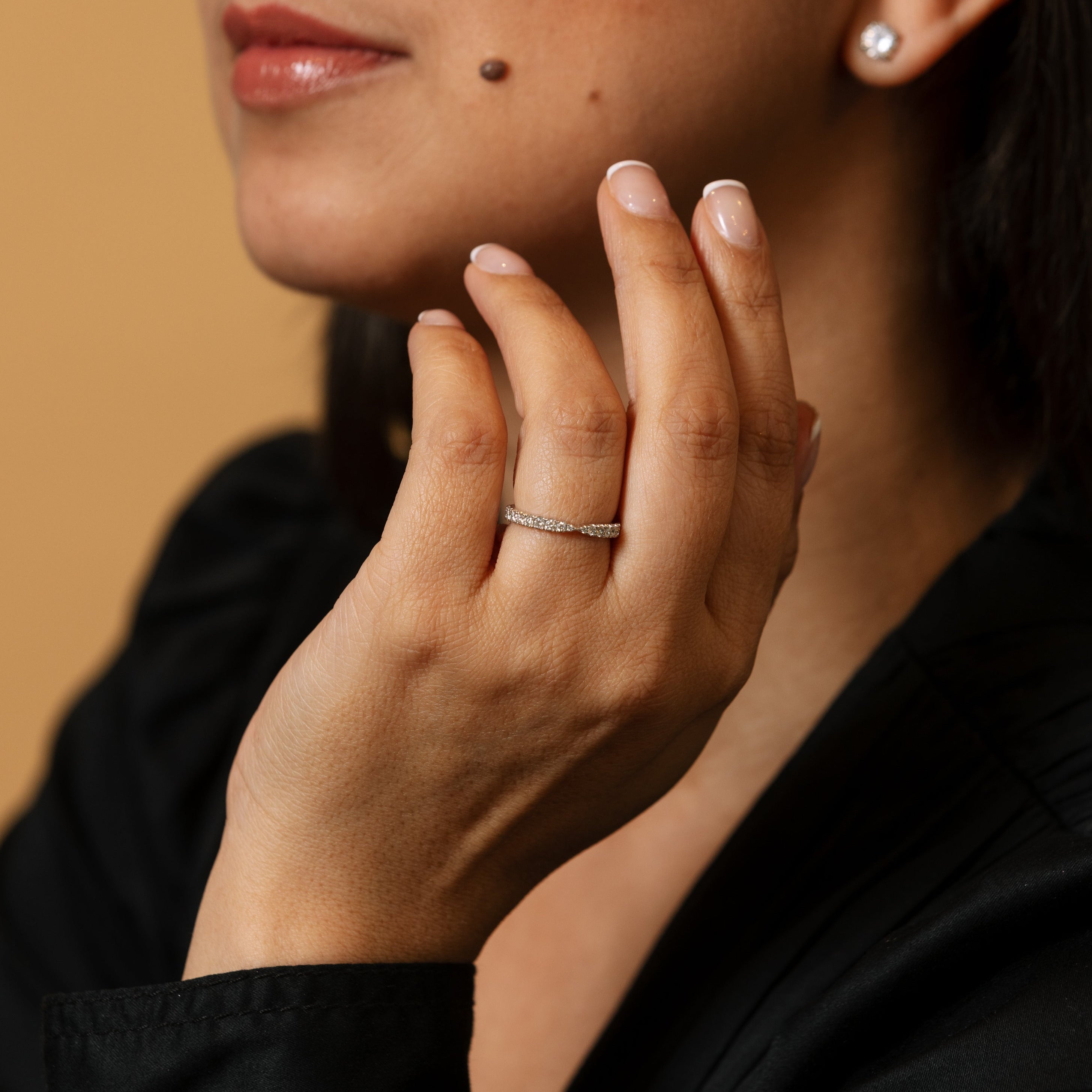 WHITE GOLD CLAW SET PINCHED BAND