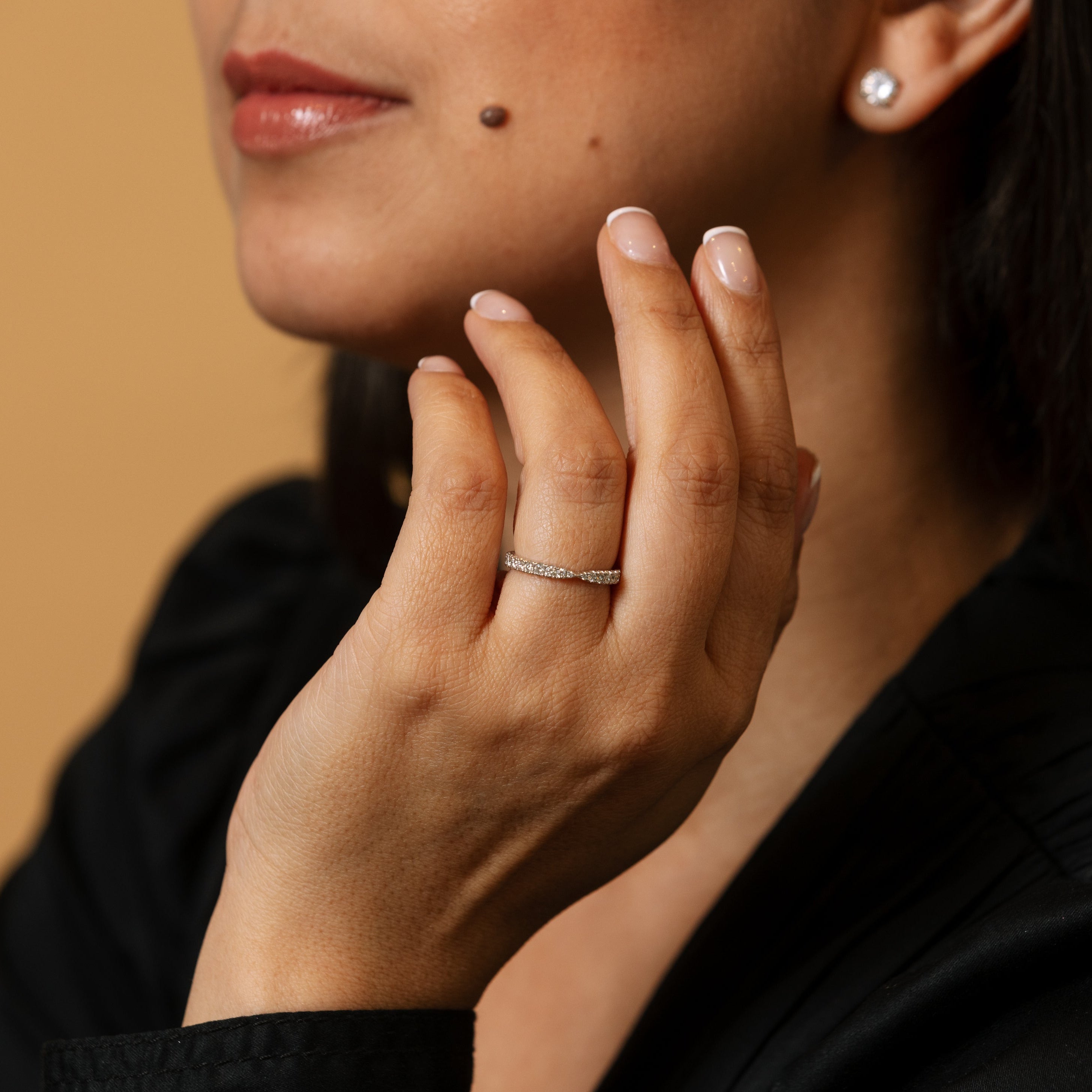 YELLOW GOLD CLAW SET PINCHED BAND