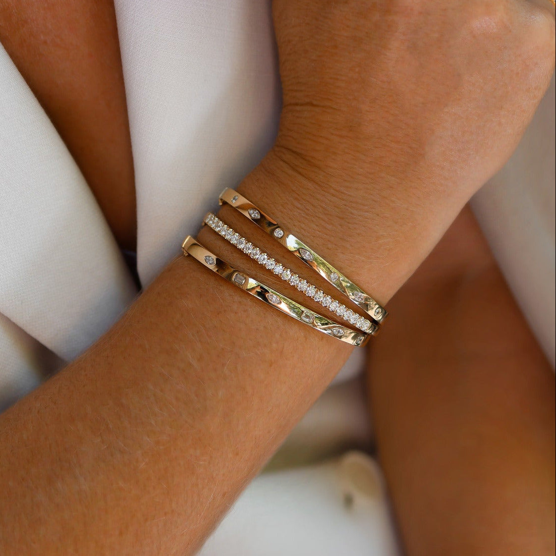 YELLOW GOLD CUT CLAW DIAMOND BANGLE 2.02CT