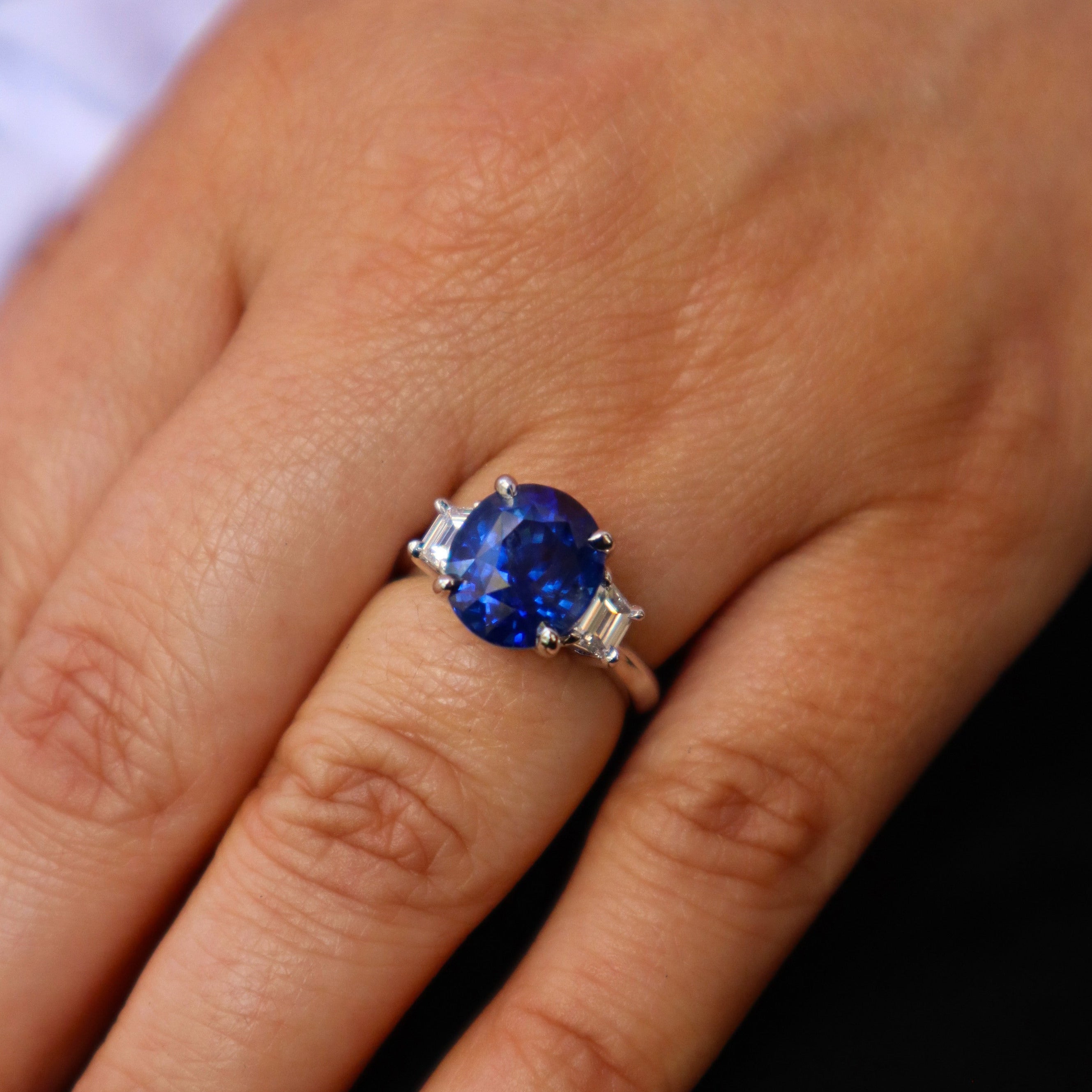 THREE STONE CEYLON SAPPHIRE & DIAMOND RING