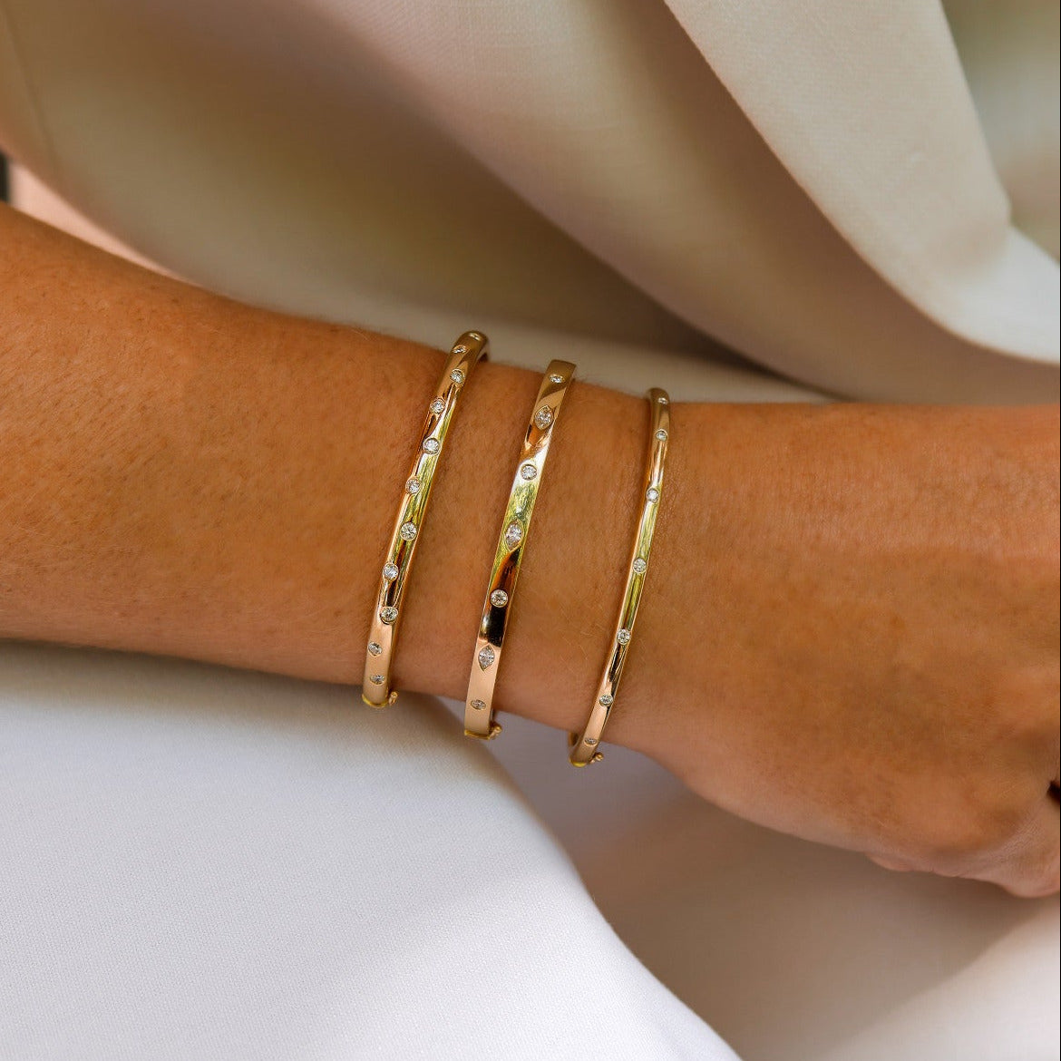 YELLOW GOLD DROP SET DIAMOND BANGLE 0.20CT